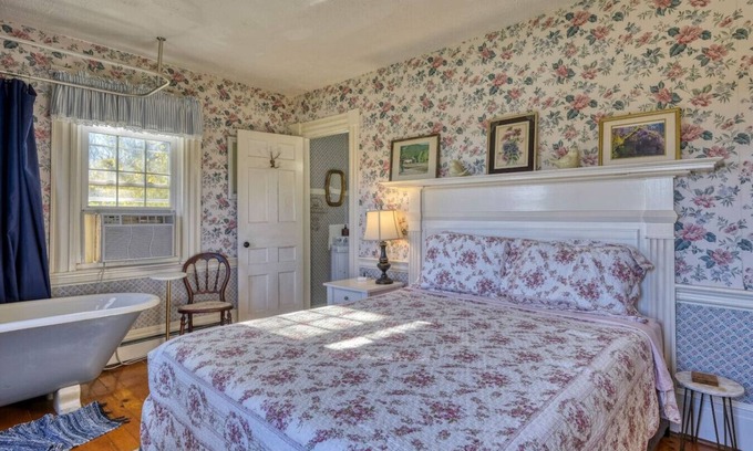 Trenton Hotel | 1 Lovely Suite in Bar Harbor Open Hearth Inn