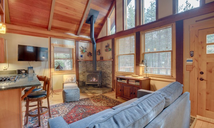 Tahoma Apartment | < 1 Mi to Beach: Peaceful Studio w/Deck in Tahoma