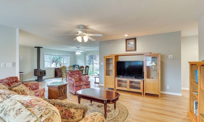 Enumclaw House | 1 Mi to Dtwn: Enumclaw Family Retreat!
