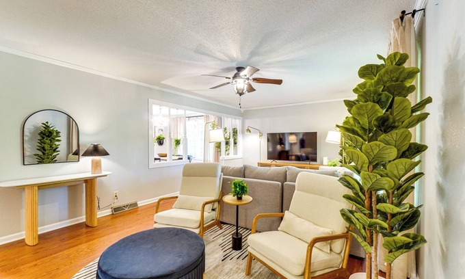 Clinton House | 1 Mi to Dtwn: Quiet Retreat w/Yard in Clinton