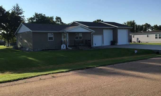 Republican City House | 1 mile from the second largest lake in Nebraska with the best fishing & hunting