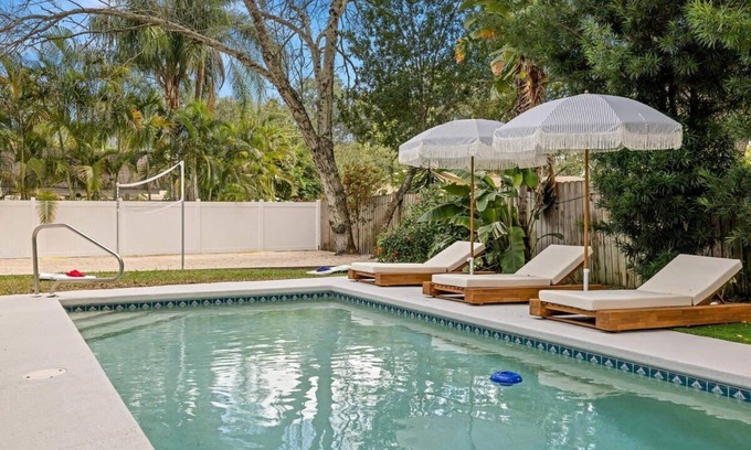 Wexford Leas House | 1 Mile to Beach~ Private Pool Oasis!~Volleyball