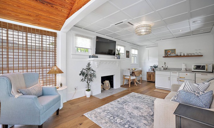 Mount Dora House | 1 min walk to Downtown! Outdoor Patio! 5 star luxury! Golf Cart Rental!