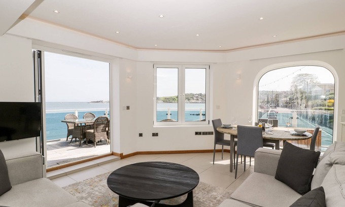 Swanage Apartment | 1 OCEAN BAY, family friendly, character holiday cottage in Swanage