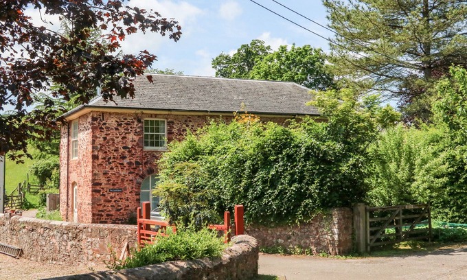 Fiddington Cottage | 1 THE COACH HOUSE, family friendly, with a garden in Yarde
