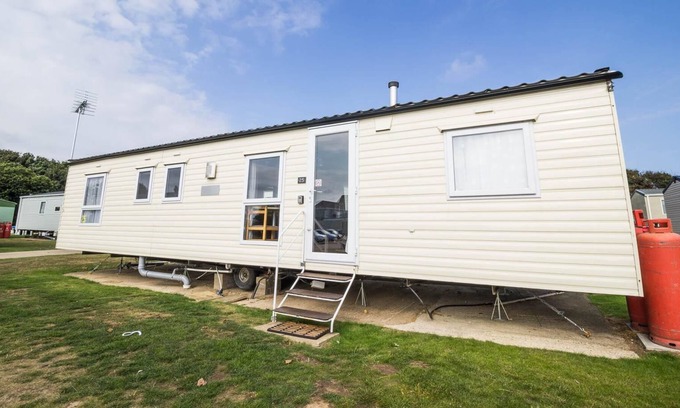 Hopton House | 10 berth caravan for hire near Great Yarmouth at Broadland Sands ref 20025BS