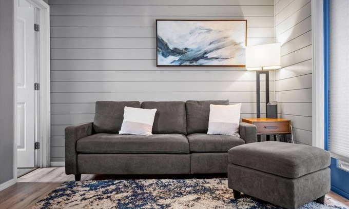 Roosevelt Condo | 10 Chelsea Place On The Park, In Heart Of Downtown