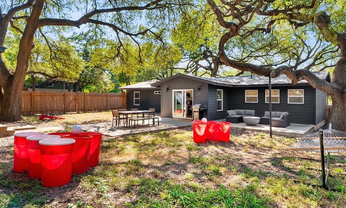 Walnut Forest House | 10 Min to Downtown - Modern 4BR Oasis - Yard Games