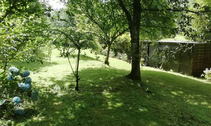 Plouigneau House | 10 mins from the beach and on the banks of a river, Country property