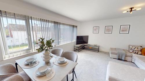 Liverpool Apartment | 10 Mins To Airport Movie-ready Wm Parking