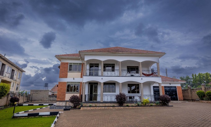 Kampala House | 10 minutes walk to Lake Victoria. Enjoy activities like fishing and boat rides.