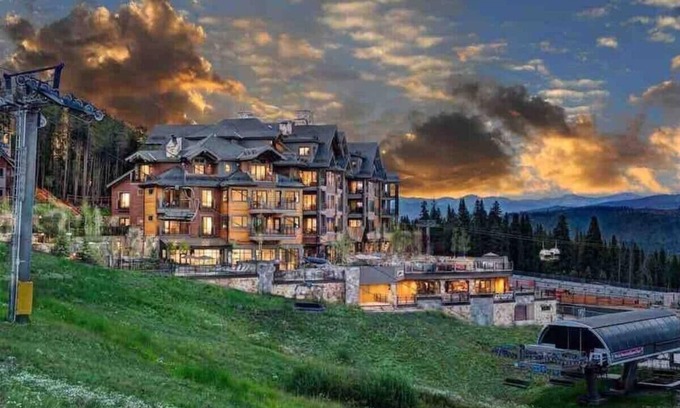 Breckenridge Resort | 100 feet to the Colorado Super Chair on Peak 8. 2/11-13