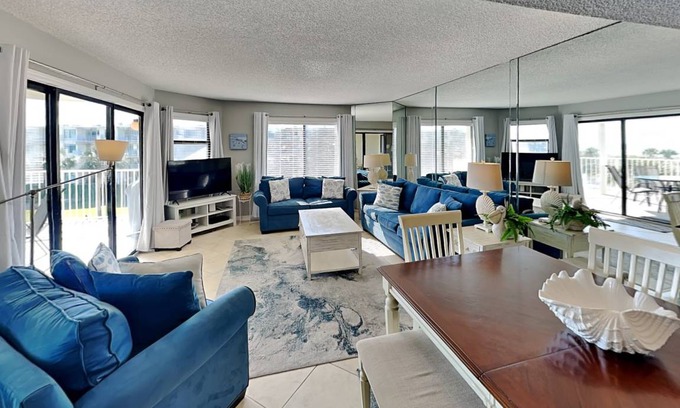 Butler Beach Condo | 100 m² Condo ∙ 3 bedrooms ∙ 8 guests