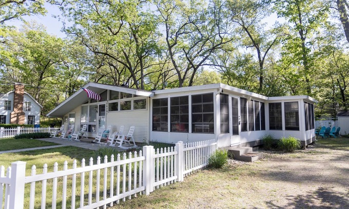 New Buffalo House | 1000 FT From Lake Michigan, Hot Tub, Golf Cart
