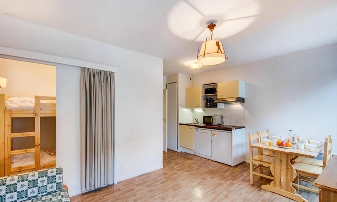 Bagneres-de-Luchon Apartment | 100m from ski lifts, tv, ski locker, 62m², Luchon-Superbagnères