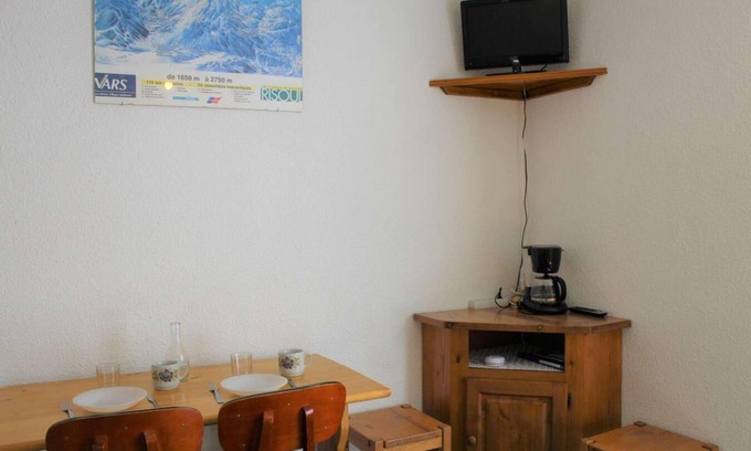 Les Claux Apartment | 100m from ski slopes, 1st floor, balcony, tv, ski locker, 55m², Vars