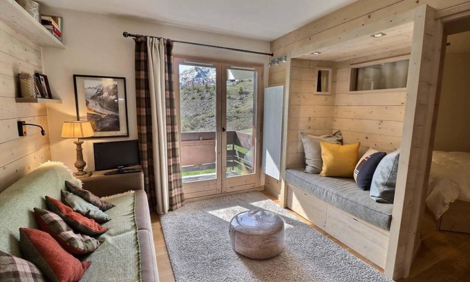 Meribel-Mottaret Apartment | 10m from ski slopes, 1st floor, view ski slopes, balcony, ski locker, 40m², Méribel-Mottaret