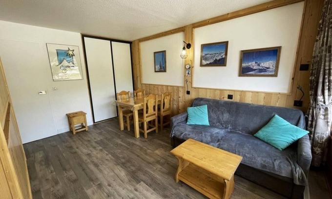 Les Menuires Apartment | 10m from ski slopes, 1st floor, balcony, tv, ski locker, 24m², Les Menuires