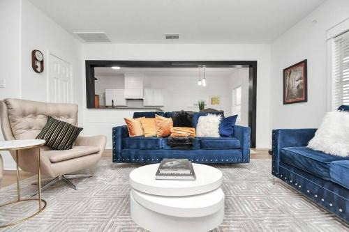 Rosenberg House | 10min from Fort Bend Epicenter Stylish 4 Bedroom home