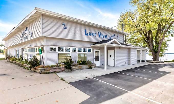 Lake City Apartment | 11 Family Lakefront Studios on Lake Missaukee - Sleeps 40