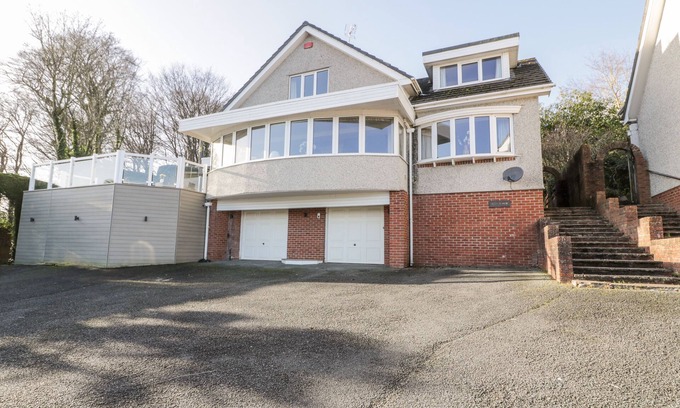 Menai Bridge Cottage | 11 GLYN GARTH MEWS, pet friendly, with a garden in Llandegfan