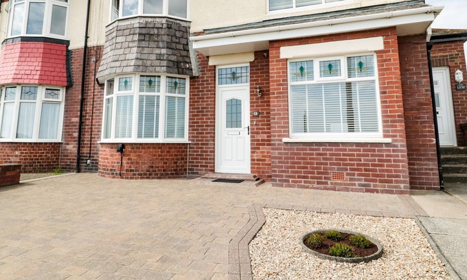 Seaton Sluice Apartment | 11 MARINE VIEW, family friendly, with a garden in Seaton Sluice