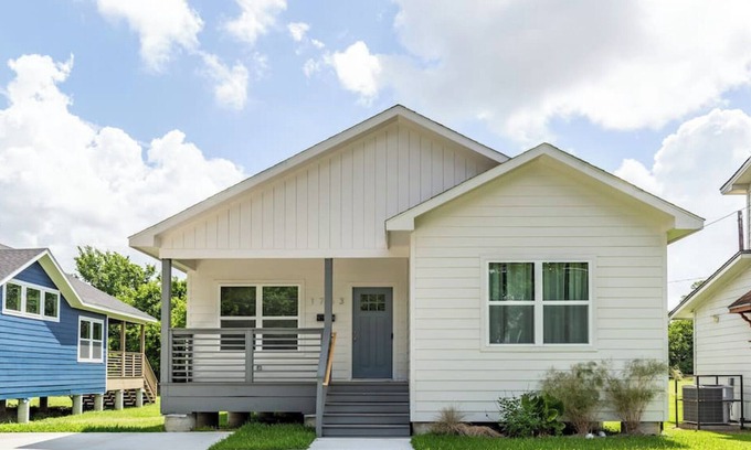 Lawndale/ Wayside House | 111 Lavish Bungalow 1753! Medical Center, Stadiums