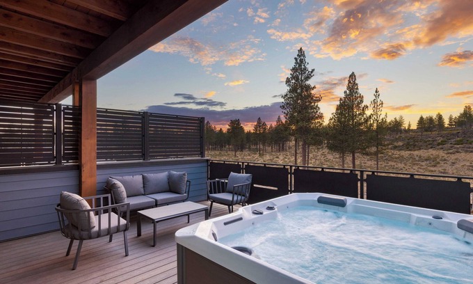 Bend Cottage | 1115 Aerie Buyout 2 Units, Near Downtown Hot Tub + Mountain View