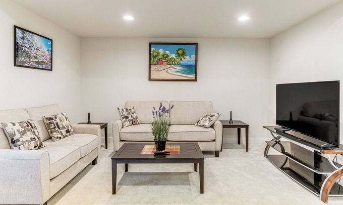 Aurora Apartment | 12 Mi to Hospitals: Modern Apartment in Aurora!