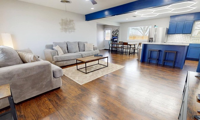 Davis House | 12 Minutes from Crossbar and Turner Falls, Sleeps up to 10, Fast Wi-Fi