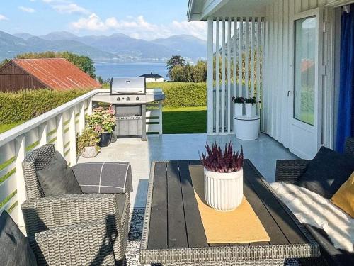 Davik House | 12 person holiday home in Davik