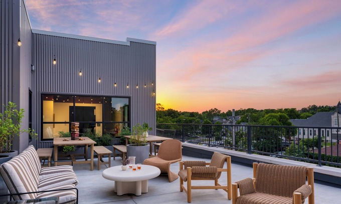 12 South Hotel | 12 South Stay | Deluxe King Accessible at Gilmore