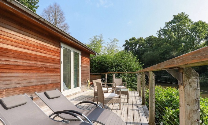Looe House | 12 WATER'S EDGE, pet friendly, with hot tub in Lanreath