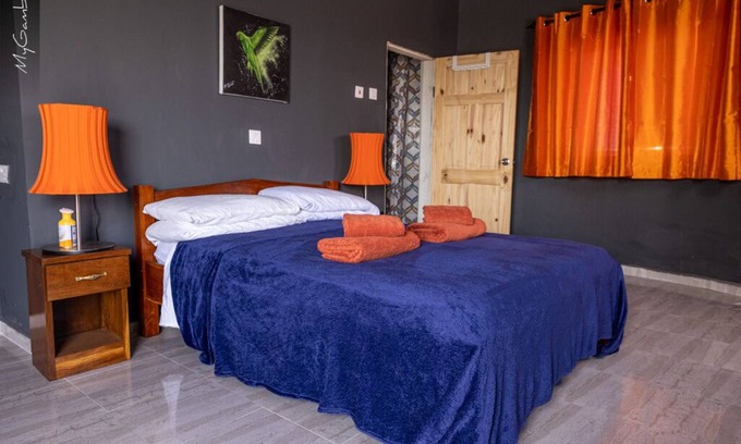 Bakau Villa | 13-Bed Complex - Pool - Parking