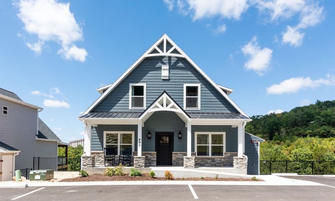 Table Rock House | 14 Bedroom w/Hot Tub-Outdoor/Indoor Community Pool