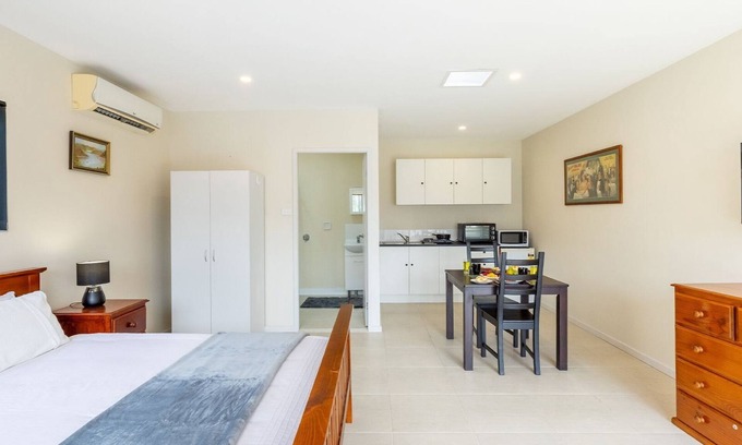 Nelson Bay Apartment | 14A Grafton St - Pet friendly studio with air con and wi-fi