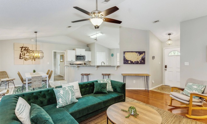 Pensacola House | 15 mins from Perdido beach, Lakefront with Firepit, near NAS/Blue Angels