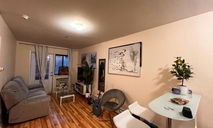 Queens Apartment | 15 minutes to Manhattan with Balcony. Train is walking distance