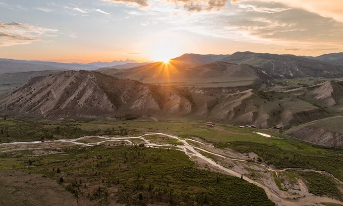 Kelly Cabin | 150 acre Elk Track Ranch cabin & ranch Rentals 1.5hr to Jackson Hole Town Square