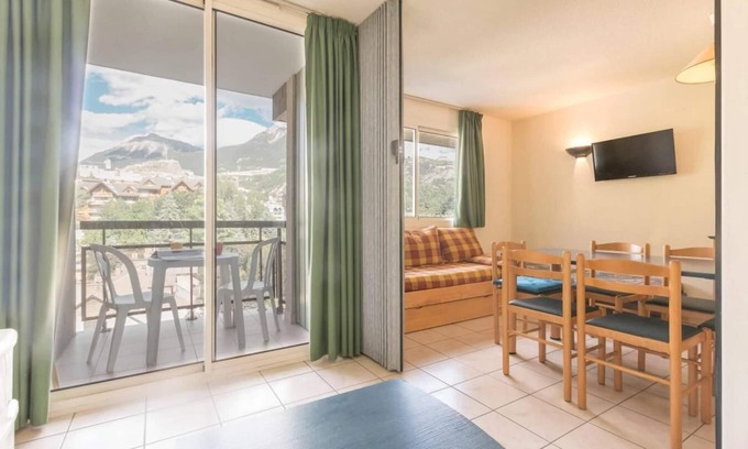 Briancon Apartment | 150m from ski slopes, 5th floor, balcony, parking, tv, ski locker, 30m², Serre Chevalier