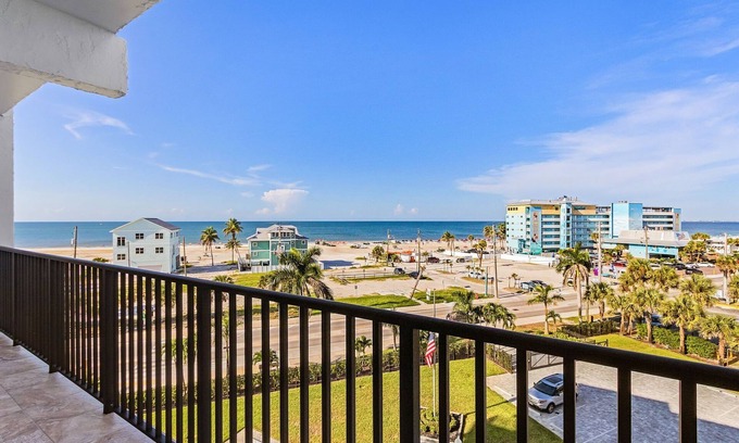 Fort Myers Beach Condo | 1511 Seas The Day: Baitki West #504