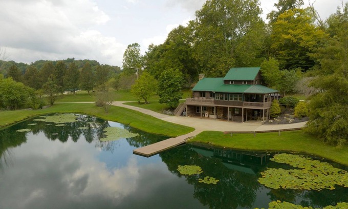 Ava Cabin | 16 Guests | Ponds | Hot Tub | Game Room | Trails in Sarahsville