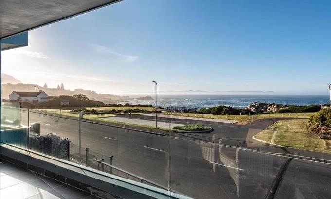 Westcliff Apartment | 17 Marine, 2 Bedroom Sea-Facing Apt101