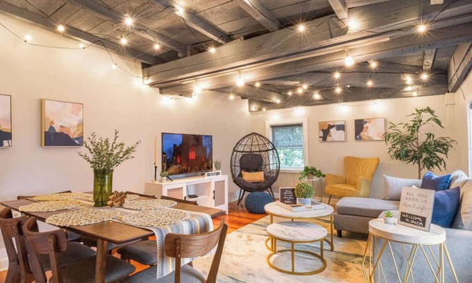 Salem Condo | *1710 House|2Br Halloween Escape| Downtown+Parking