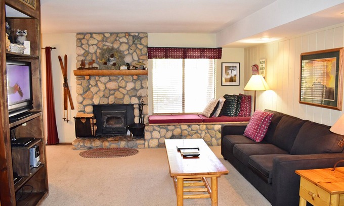 Mammoth Lakes Condo | #179 A cozy and modern one bedroom, one bath unit. Steps from the free shuttle