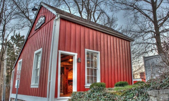 St. Charles House | 1790's Renovated Barn, Main Street St. Charles, Hot Tub in private backyard!