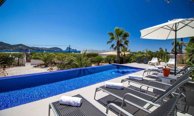 Cala Comte Villa | 180 m² Villa ∙ 4 bedrooms ∙ 8 guests