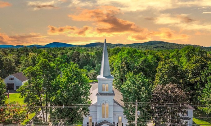 Conway House | 1826 Conway Renovated Church | 5 Bedroom, Lake Access