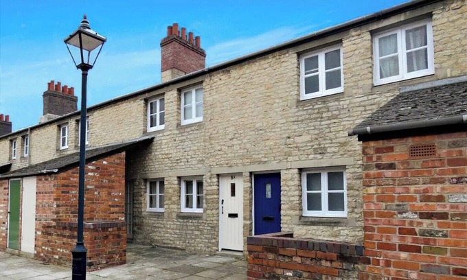 Swindon Apartment | 1840's Railway Cottage - Sleeps 4 & Parking