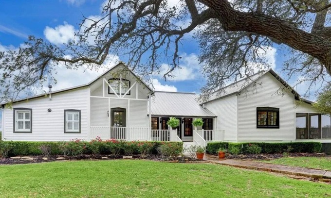 Fayetteville House | 1850's restored farmhouse + guest house 10 min from Round Top Square!